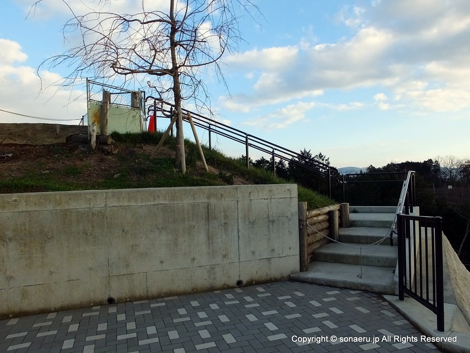 箱根西麓三島大吊り橋・みしまスカイウォークのメイン展望台の上の展望台のさらに上に上がる階段の写真