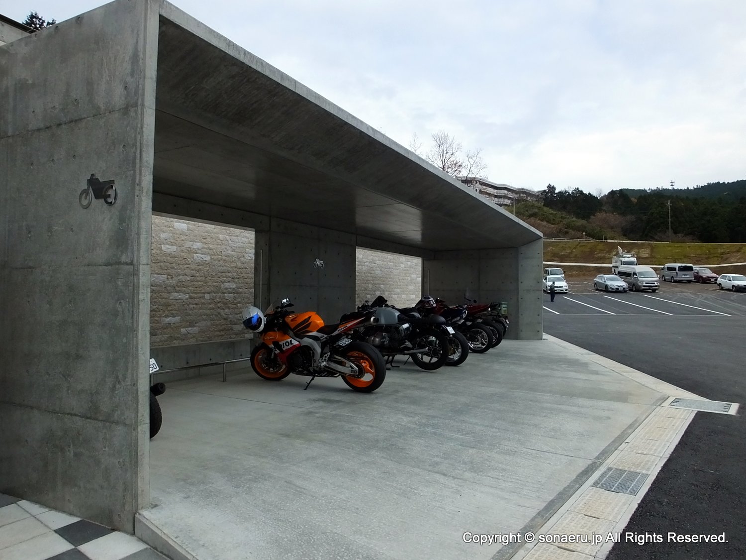 箱根西麓三島大吊り橋・みしまスカイウォークの屋根付きバイク駐輪場の写真