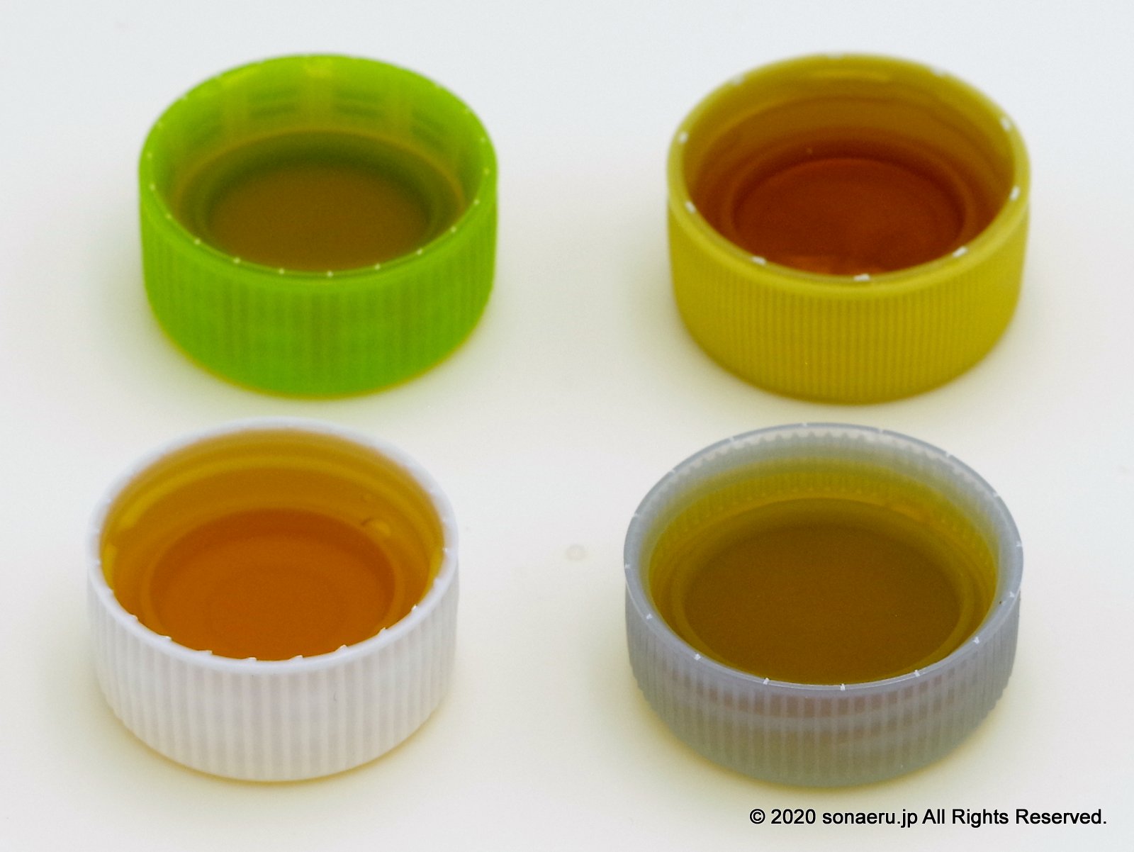 ペットボトルのフタにギリギリまで液体を注いだ状態（7ml）