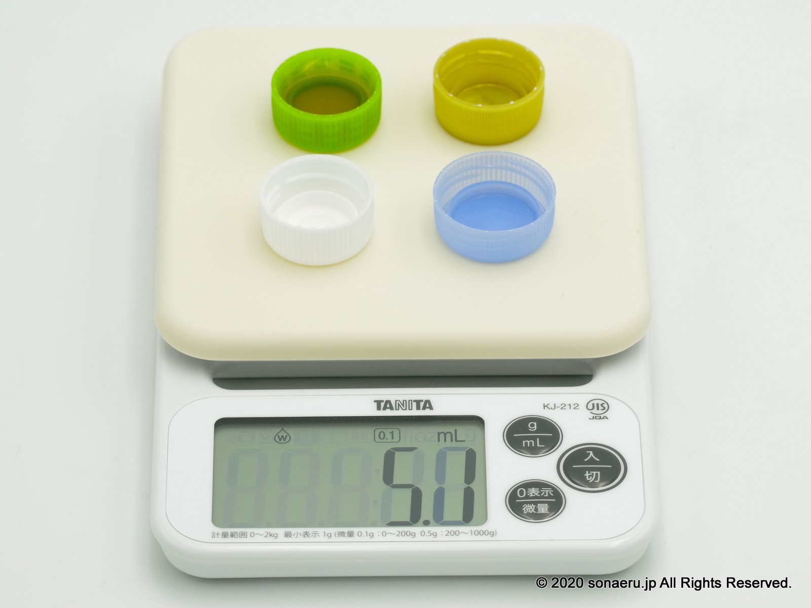 スクリュー線の容量：緑色…500mlのお茶のペットボトル：5.1ml