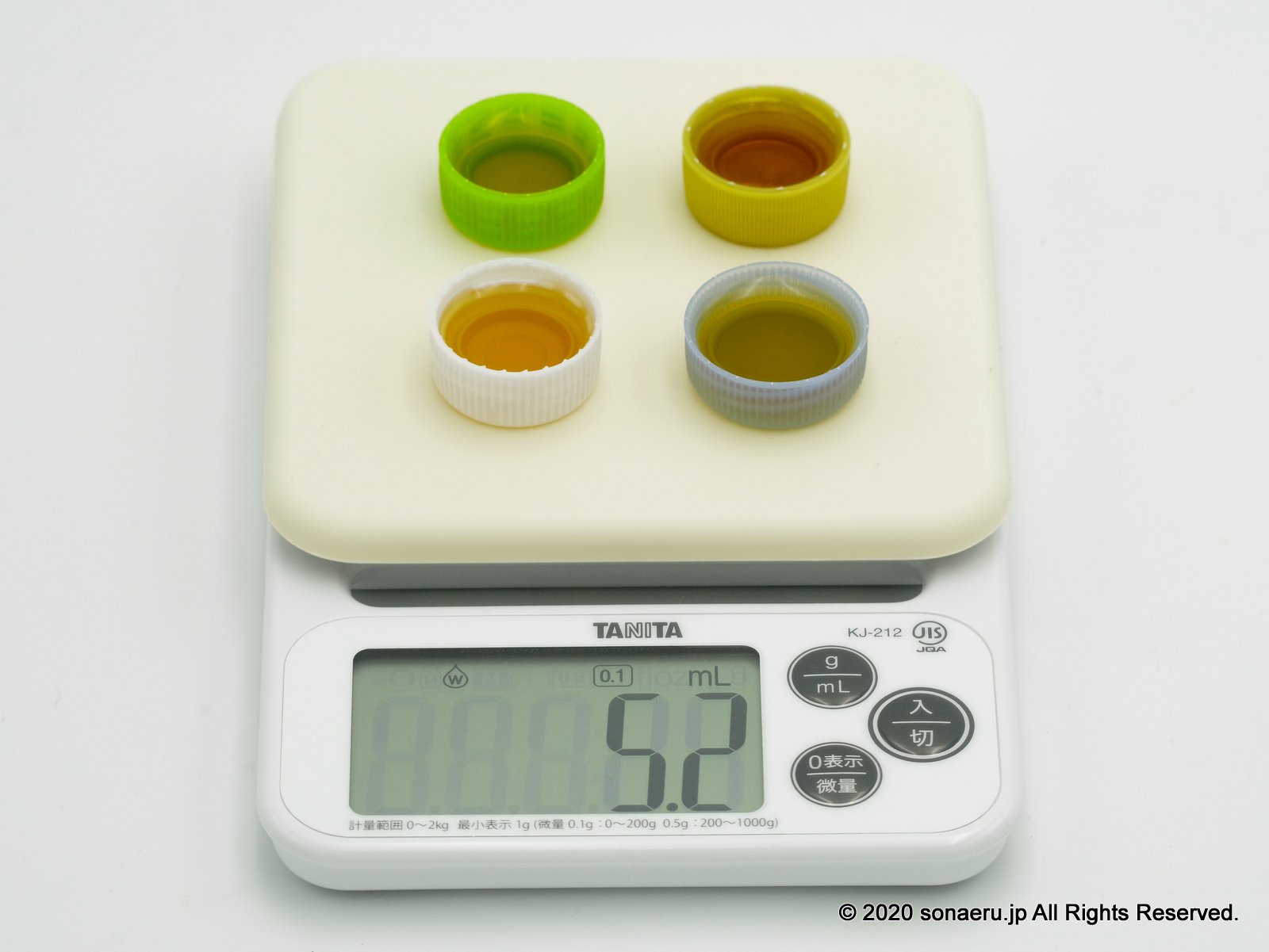 スクリュー線の容量：水色…500mlのエビアン（水）のボトル：5.2ml
