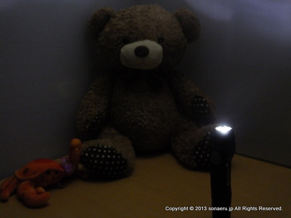 懐中電灯では周囲が明るくならない