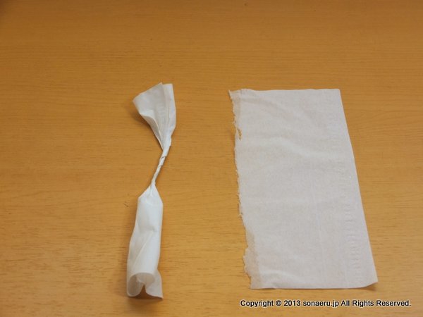 ティッシュをこより状に細くする