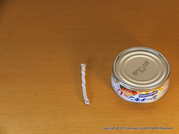 ティッシュをツナ缶ランプの芯に