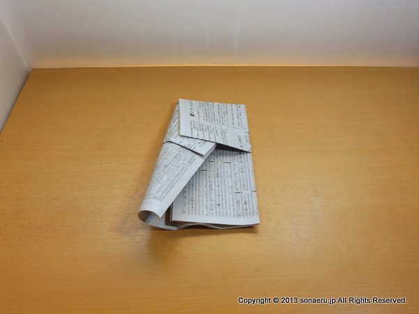 新聞紙スリッパの底面を平らにする