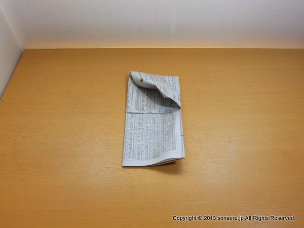 新聞紙スリッパの底面の仕上げをする