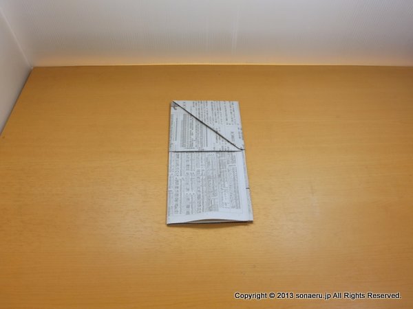 新聞紙スリッパの底面