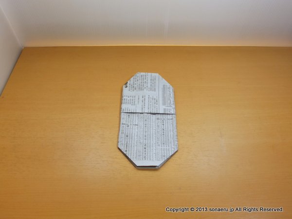 新聞紙スリッパの仕上げ